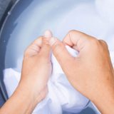 Comment et pourquoi laver le tissu avant de coudre ?